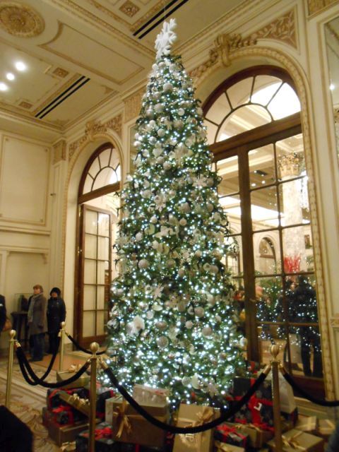 NYCプラザホテルのクリスマスツリー