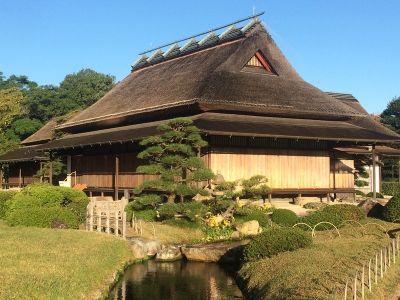 藁ぶき屋根の家