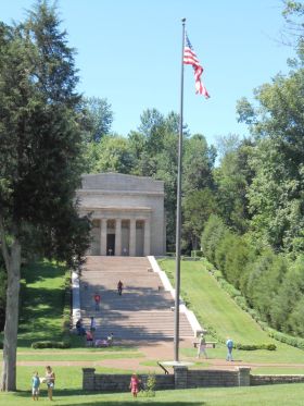 リンカーン生誕地内の神殿と国旗
